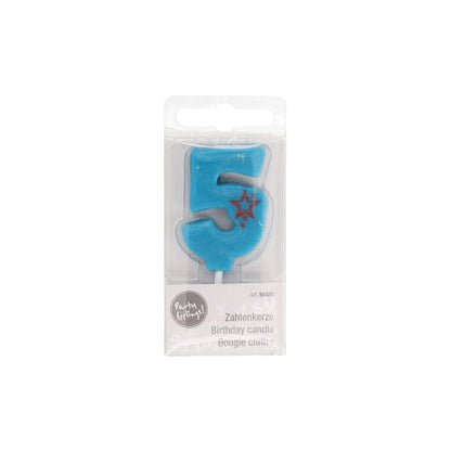 A PAPSTAR Mini számgyertya 6,8 cm-es a PAPSTAR GmbH-tól egy kék gyertya az 5-ös számmal és két piros csillaggal, ideális születésnapi tortákhoz, és átlátszó műanyag blisztercsomagolásban többnyelvű felirattal érkezik.
