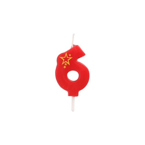 A PAPSTAR Mini számgyertya 6,8 cm-es a PAPSTAR GmbH-tól egy piros hatos szám két sárga csillaggal és egy kis csillagmotívummal, ideális bármely születésnapi torta díszítésére. Egyszerű fehér háttér előtt ábrázolva.
