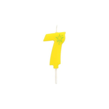A PAPSTAR GmbH Mini számgyertyája 6,8 cm-es sárga színben, zöld csillaggal és fehér pálcikára rögzítve, ideális vidám díszítés bármely születésnapi tortához.