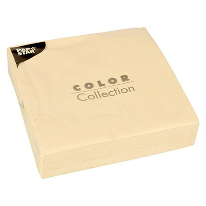 Egy lezárt bézs csomag szalvétával (50 darab) a PAPSTAR GmbH-tól, 2 rétegű, 1/4 hajtás, 40 x 40 cm a Color Collection-ból, kis logóval a bal felső sarokban és egyszerű csomagolással, szépen egymásra rakott szalvétákkal.