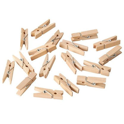 Egy csomag 100 PAPSTAR mini fa csipeszt (3,5 cm), amely ideális kézműves projektekhez, a PAPSTAR GmbH-tól, fehér háttéren szétszórva.