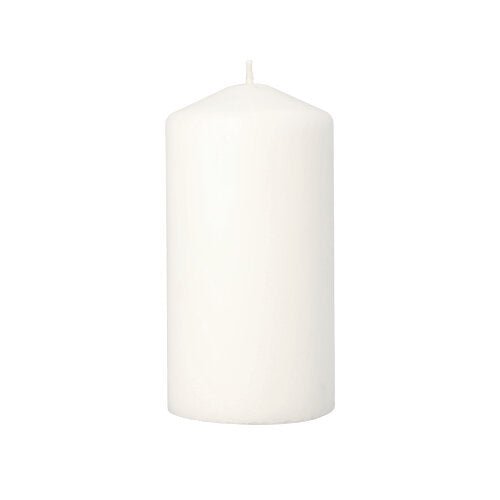 A Starpak tömbgyertya Ø 80 mm · 150 mm fehér színben (1 darab) egyenesen áll lapos aljjal és enyhén hegyes csúccsal – elegáns lakáskiegészítő minden környezethez.