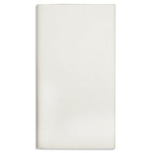 Egy sima, egyszerű fehér szalvéta tiszta szélekkel fehér alapon fekszik, és tükrözi a PAPSTAR terítő egyszerűségét, 120x180 cm-es fehér fólia a PAPSTAR GmbH-tól - ideális ünnepi alkalmakra.