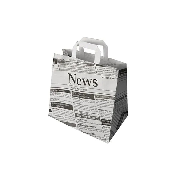 A PAPSTAR 50 hordtáska a PAPSTAR GmbH-tól környezetbarát papírzacskók fogantyúkkal, amelyek fekete-fehér újságmintát mutatnak címsorokkal és cikkekkel fehér alapon.