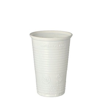Egy Starpak 25 ivópohár (PP, 0,2l, Ø 7,03cm, 9,9cm magas) áll függőlegesen fehér alapon; az egyszerű fehér pohárnak vízszintes bordái és gravírozott szöveg-/újrahasznosítási szimbólumai vannak – ideális útközben.