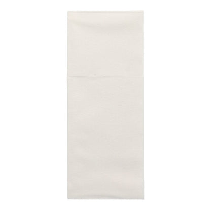 A Starpak 100 evőeszköztartók, Airlaid 40 cm x 48 cm evőeszköz hajtással, tisztán összehajtva vannak bemutatva egy egyszerű fehér háttér előtt – ideális egy elegáns asztaldekorációhoz.