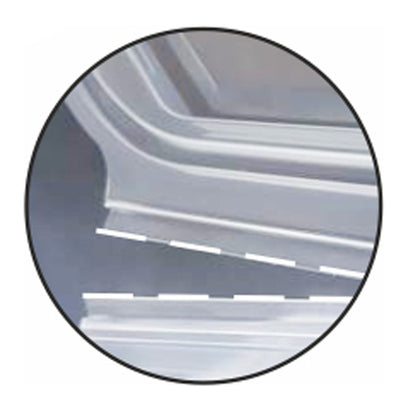 Eine Nahaufnahme von zwei überlappenden Metallblechen mit einer gestrichelten Linie an der Verbindungsstelle, innerhalb eines Kreises – ähnlich wie Starpak 50 Verpackungsbecher mit Klappdeckeln, PP transparent 8-eckig für eine sichere Versiegelung sorgt.