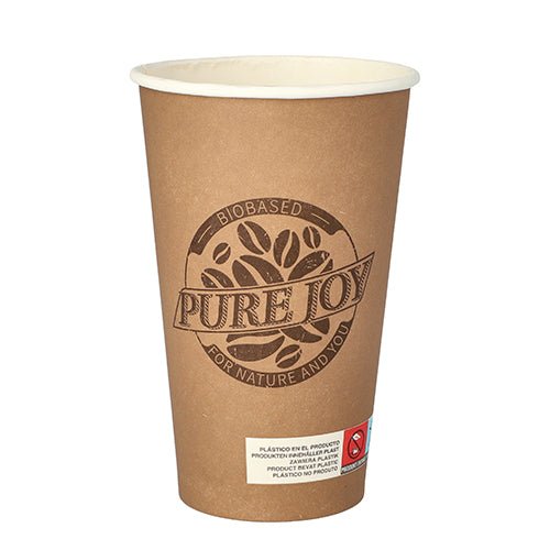 Egy barna PAPSTAR 20 ivópohár (0,4 l) kartonból a PAPSTAR GmbH-tól „PURE JOY” logóval és kávébabbal, biológiailag lebomlóként megjelölve. Lent egy fehér címke piros figyelmeztető szimbólummal környezetbarát kialakításra utal.