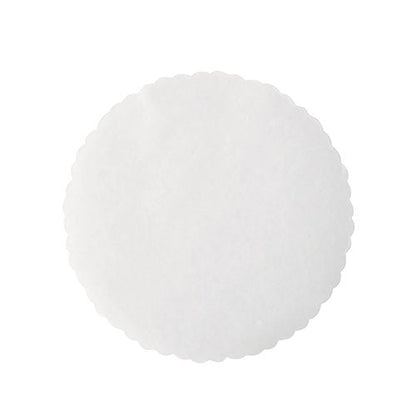 Egy lapos, kör alakú fehér papírlap hullámos szélekkel van ábrázolva - tökéletes mint PAPSTAR választópapírok burgerpogácsákhoz, Ø 13 cm, fehér (500 darab), a PAPSTAR GmbH-tól.