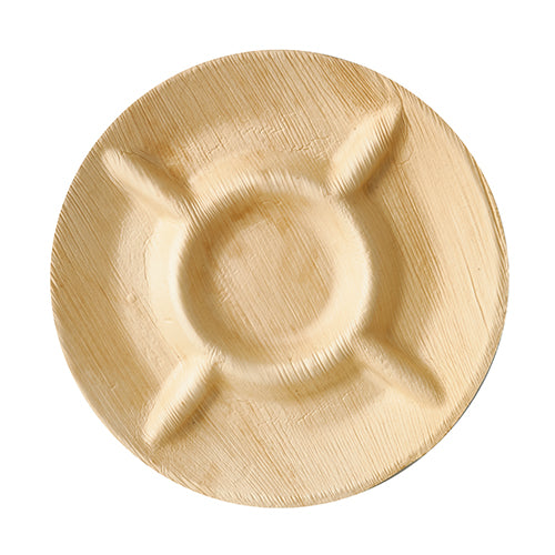 Egy kerek, könnyű pálmalevél hamutartó a PAPSTAR GmbH-tól környezetbarát anyagból, három vájattal cigaretták számára, felülnézet fehér háttér előtt. Termék: PAPSTAR 6 tányér, pálmalevél "pure" 5-osztású.