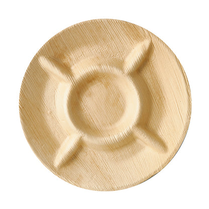 Egy kerek, könnyű pálmalevél hamutartó a PAPSTAR GmbH-tól környezetbarát anyagból, három vájattal cigaretták számára, felülnézet fehér háttér előtt. Termék: PAPSTAR 6 tányér, pálmalevél "pure" 5-osztású.