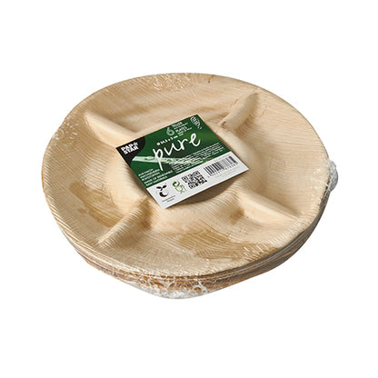 Egy halom kerek, 5-osztású eldobható pálmalevél tányér – PAPSTAR 6 tányér, pálmalevél „pure” 5-osztású a PAPSTAR GmbH-tól – biológiailag lebomló anyagból, műanyagba csomagolva és zöld címkével ellátva.