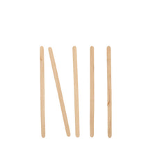 Fünf PAPSTAR Rührstäbchen Holz "pure" (11 cm) der PAPSTAR GmbH, umweltfreundlich und stabil, sind senkrecht auf weißem Grund angeordnet, wobei das zweite Stäbchen nach links geneigt ist; ein schlichtes Display aus nachhaltigen Holzrührstäbchen. Faltschachtel mit 1000 Stück.