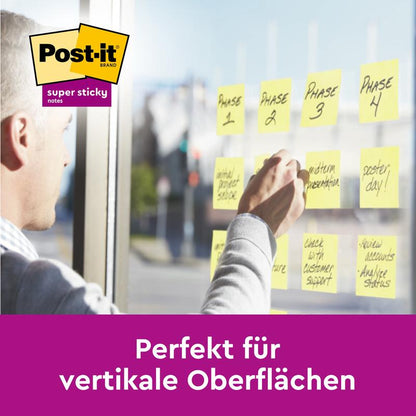 Egy személy sárga Post-it® Super Sticky Notes kockákat (76 x 76 mm) a 3M Deutschland GmbH-tól egy feladatokkal feliratozott üvegfalra ragaszt. Alatta szöveg: "Tökéletes függőleges felületekhez." A Post-it logó a bal felső sarokban található.