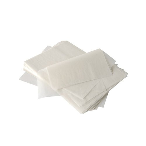 A PAPSTAR GmbH "pure" 22x16 cm-es, pálmaviasz bevonatú (2000 darab) tejszínhab fedőpapír enyhén rendezetlen halmaza látható egy egyszerű fehér háttéren.