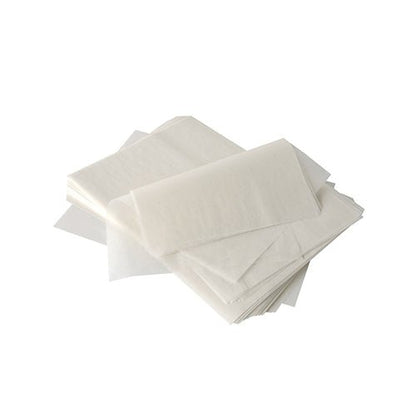 A PAPSTAR GmbH "pure" 22x16 cm-es, pálmaviasz bevonatú (2000 darab) tejszínhab fedőpapír enyhén rendezetlen halmaza látható egy egyszerű fehér háttéren.