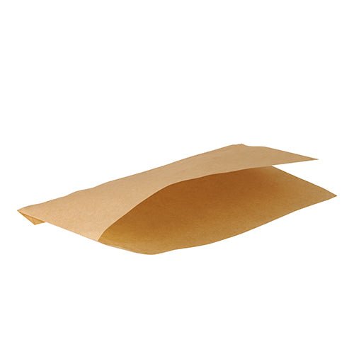 Egy PAPSTAR Hot Dog-zacskó "pure" 18x11 cm, barna, zsírálló | Zsugorfólia (1000 darab) a PAPSTAR GmbH borítéka részben nyitva van egy fehér felületen, a barna fül fel van emelve.