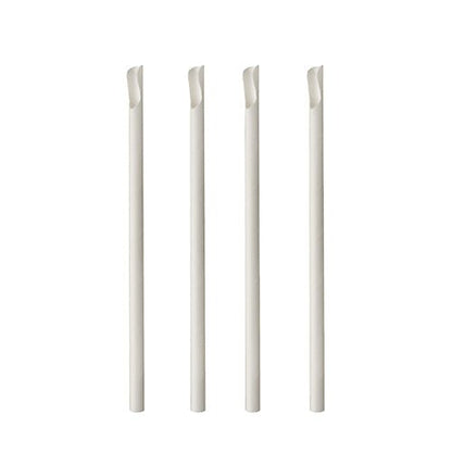 Négy fehér PAPSTAR papírból készült szívószál kanálvéggel (20 cm, Ø 8 mm, 100 darab) áll függőlegesen egy sorban fehér háttér előtt; minden szívószálnak ferdén vágott vége van.