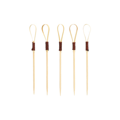 Negyven PAPSTAR Fingerfood Picker 10 cm "Loop" koktélszúró a PAPSTAR GmbH-tól, ideális snackekhez és falatkákhoz, egyedi Loop-dizájnnal, sötétbarnára tekert szakaszokkal, amelyek egyszerű fehér háttér előtt helyezkednek el.