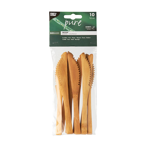Átlátszó műanyag csomagolásban 10 PAPSTAR bambus kés "pure" (16 cm) található, környezetbarát és stabil, függőlegesen elhelyezve, a PAPSTAR GmbH márkanevével a tetején.