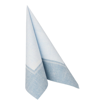 Die blaue, stoffähnliche Serviette aus der "ROYAL Collection" von PAPSTAR (40 x 40 cm, 1/4-Falz) ist ordentlich aufgerichtet, hat einen definierten Rand und einen etwas dunkleren blauen Rand. 50er-Pack von PAPSTAR GmbH.