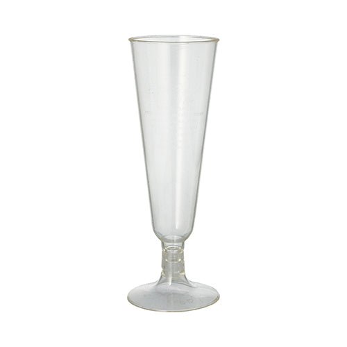 A PAPSTAR GmbH tiszta PLA "pure" pezsgőspoharai (Ø 5,5 cm, 16,5 cm magasak) fehér háttér előtt állnak, kiemelve az elegáns, környezetbarát dizájnt; 6 darabos készletben kaphatók hajtogatott dobozban.