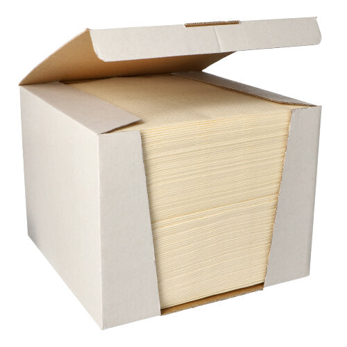 Egy nyitott nagy kartonban egy finoman rendezett köteg PAPSTAR 100 szalvéta „ROYAL Collection“ 1/4-hajtás, 40 cm x 40 cm, a PAPSTAR GmbH-tól található.