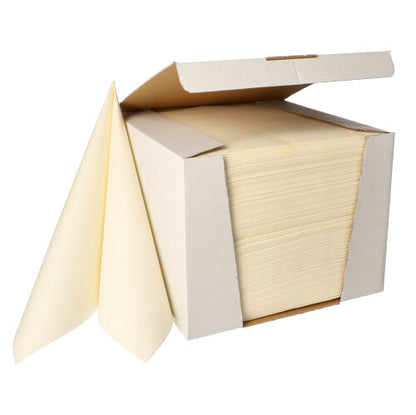 Egy fehér kartonban a PAPSTAR GmbH-tól 100 szalvéta a „ROYAL Collection“ 1/4-hajtás formátumban 40 x 40 cm kiállítva. Két bézs szalvéta részben kihúzva elöl, kiemelve a magas minőségű anyagukat.