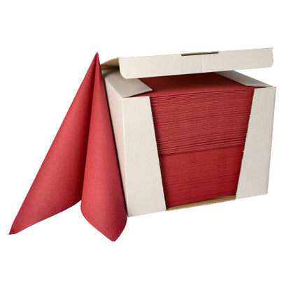 Egy köteg PAPSTAR 100 szalvéta „ROYAL Collection“ 1/4-hajtás 40 cm x 40 cm a PAPSTAR GmbH-tól részben egy nyitott fehér adagolódobozból kihúzva.