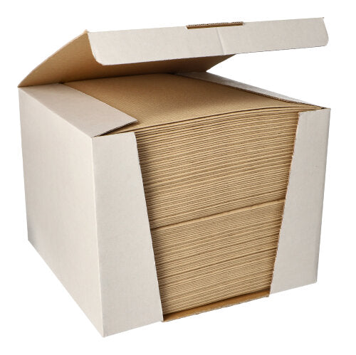 Egy nyitott kartonban egy nagy halom PAPSTAR 100 ROYAL Collection 1/4-hajtású 40x40 cm szalvéta található a PAPSTAR GmbH-tól kiváló minőségű anyagból, áttekinthetően elrendezve.