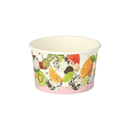 A PAPSTAR 50 kerek papír fagylaltos kehely a PAPSTAR GmbH-tól fehér papír dizájnnal és élénk gyümölcsmintákkal - narancs, kiwi, eper és vízpermet - tökéletes fagylalt tálalásához, egyszerű fehér háttérrel ábrázolva.
