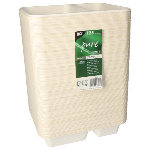 Egy halom krémszínű, téglalap alakú 2 részes egyszer használatos tálca cukornádból a PAPSTAR GmbH-tól, zöld-fehér címkével ellátva a „PAPSTAR 125 pecséttálca, cukornád 2 részes” márkával és 125 tálca darabszámmal.