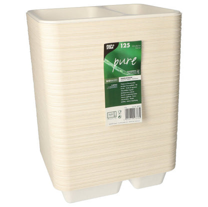 Egy halom krémszínű, téglalap alakú 2 részes egyszer használatos tálca cukornádból a PAPSTAR GmbH-tól, zöld-fehér címkével ellátva a „PAPSTAR 125 pecséttálca, cukornád 2 részes” márkával és 125 tálca darabszámmal.