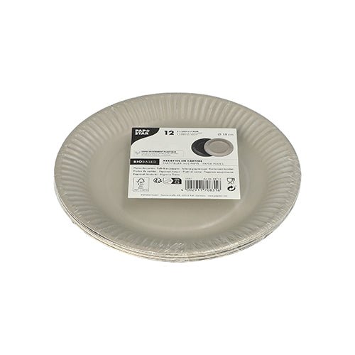 Egy halom PAPSTAR 12 tányér, kör alakú papír, Ø 18 cm, színesen válogatva a PAPSTAR GmbH-tól, műanyagba csomagolva, felül fehér címkével, amely termékinformációkat és vonalkódot mutat.