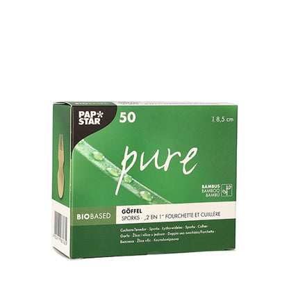 Egy zöld doboz "PAPSTAR pure" felirattal 50 bambusz gőffelt tartalmaz, mindegyik 8,5 cm hosszú, a PAPSTAR GmbH-tól - ideális ujjételekhez. A csomagolás bambusz motívumokkal és többnyelvű szöveggel van ellátva, és alkalmas a fenntartható partyhasználatra.