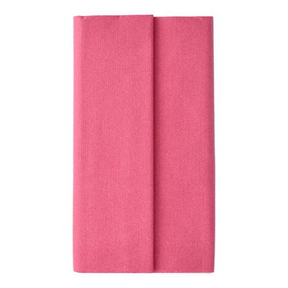Egy tisztán összehajtogatott, téglalap alakú rózsaszín PAPSTAR asztalterítő, „ROYAL Collection” szövet (120 cm x 180 cm) a PAPSTAR GmbH-tól, fehér háttér előtt bemutatva, amely megmutatja finom szerkezeti mintázatát és két függőleges sávját.