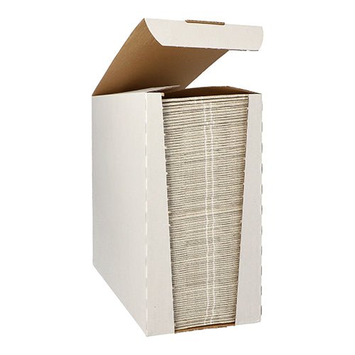 Egy csomag PAPSTAR 100 szalvéta „ROYAL Collection“ 1/6-hajtás 48 cm x 33 cm a PAPSTAR GmbH-tól bézs színben, szépen csomagolva egy fehér karton adagolódobozban, felhajtott fedéllel.