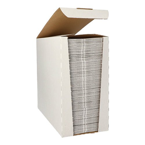 Egy nyitott fehér kartonban fekszik egy csomag PAPSTAR 100 szalvéta „ROYAL Collection“ 1/6-hajtás 48 x 33 cm papírszalvéta a PAPSTAR GmbH-tól, szépen elrendezve.