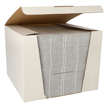 Egy nyitott dobozban a PAPSTAR GmbH ROYAL Collection-jéből egy gondosan elrendezett 100 darab szürke „ROYAL Collection” szalvéta kötege található, 1/4-hajtású, 40x40 cm-es, amelyek részben láthatók az elülső kivágáson keresztül.