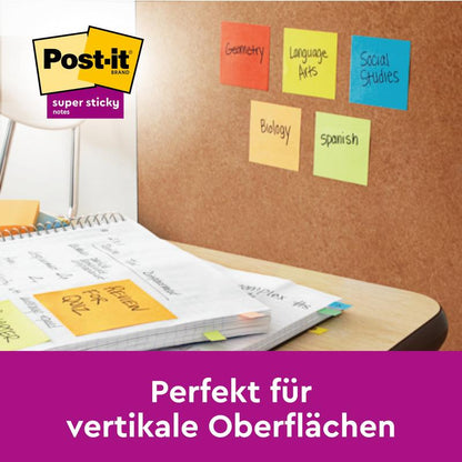 Egy parafatábla sárga Post-it® jegyzetlapokkal (76x76 mm, 90 lap/blokk, 6 blokk, 100% PEFC, a 3M Deutschland GmbH-tól) különböző tárgyakat mutat. Szöveg: "Tökéletes függőleges felületekre." PEFC tanúsítvánnyal rendelkező jegyzetlapok.