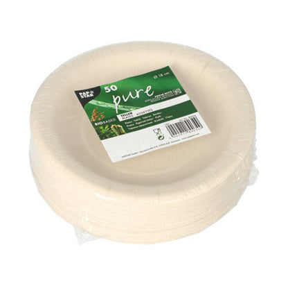 Ein Stapel weißer, runder Einwegteller vom Typ PAPSTAR 50 Teller „pure“, hergestellt aus landwirtschaftlichen Reststoffen, biologisch abbaubar und umweltfreundlich, in Plastikfolie eingewickelt und mit einem grün-weißen Etikett der PAPSTAR GmbH versehen.