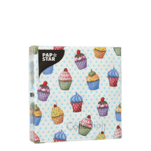 Egy négyzet alakú csomag 20 PAPSTAR szalvétával a PAPSTAR GmbH-tól, 3 rétegű, 25 x 25 cm, világoskék pöttyös háttérrel, színes cupcake-motívumokkal és egy fekete „PAP STAR” címkével a bal felső sarokban.
