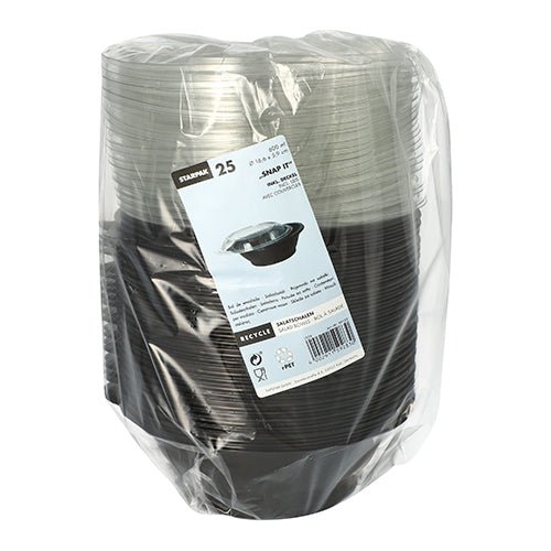 Egy csomag 25 fekete Starpak „Snap It” salátástál (PET, 600 ml, Ø16,6 cm, 5,9 cm) átlátszó R-PET fedéllel, műanyag fóliába csomagolva, fehér címkével az elején, termék részletekkel és vonalkóddal ellátva.