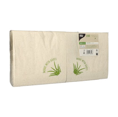 Egy téglalap alakú csomag 250 bézs színű 2-rétegű PAPSTAR szalvétával (33 x 33 cm, 1/8 hajtás) a PAPSTAR GmbH-tól "Made with Grass" felirattal és zöld fű grafikával – ideális stílusos asztaldekorációhoz.