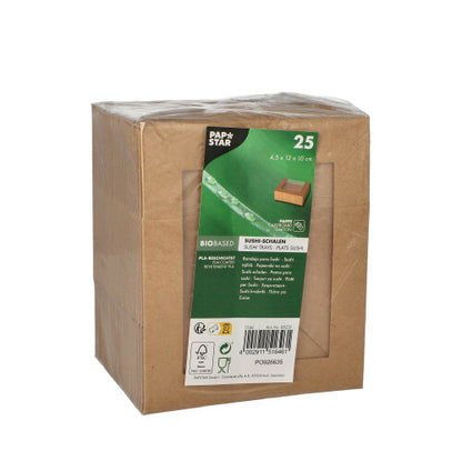 Egy barna kartoncsomagolás 25 PAPSTAR sushi tálcával (téglalap alakú) a PAPSTAR GmbH-tól a termék részleteit, vonalkódot és környezeti szimbólumokat tartalmaz az elülső oldalon, a csomagolás teteje átlátszó.