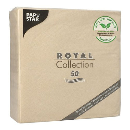 Egy homokszínű csomag PAPSTAR 50 darabos "ROYAL Collection" 1/4-hajtás 40x40 cm a PAPSTAR GmbH-tól, zöld "biobased" címkével a jobb felső sarokban és az 50-es mennyiségjelzéssel.