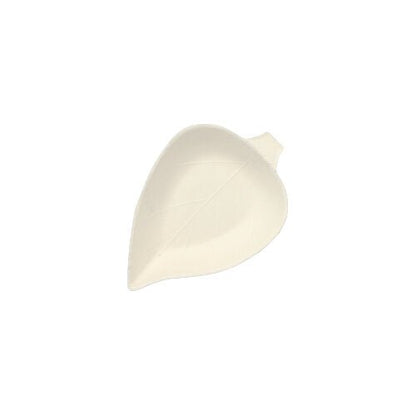 A PAPSTAR GmbH 50 darabos „pure” fehér fingerfood tányérja kicsi, levél alakú, fehér tányér finom erezettel és rövid szárral, biológiailag lebomló cukornádból készült. Egyszerű, fehér háttér előtt ábrázolva.