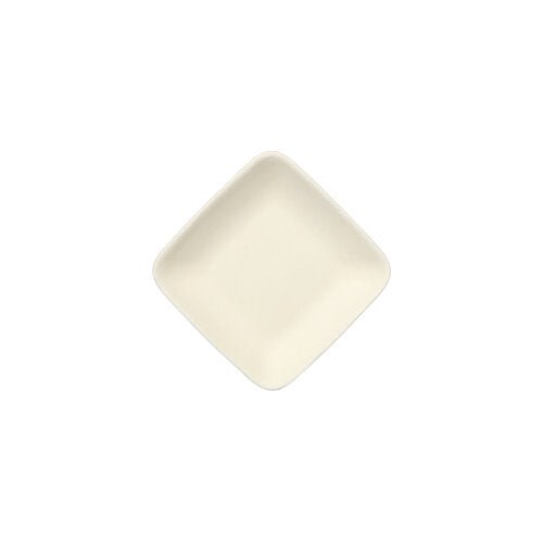 Egy PAPSTAR 50 darabos cukornád „pure” fehér fingerfood-tányér a PAPSTAR GmbH-tól négyzet alakú, törtfehér, és fehér háttér előtt látható, a sarkok felül, alul, balra és jobbra mutatnak.