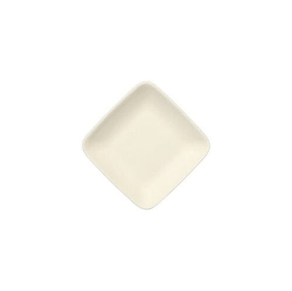 Egy PAPSTAR 50 darabos cukornád „pure” fehér fingerfood-tányér a PAPSTAR GmbH-tól négyzet alakú, törtfehér, és fehér háttér előtt látható, a sarkok felül, alul, balra és jobbra mutatnak.