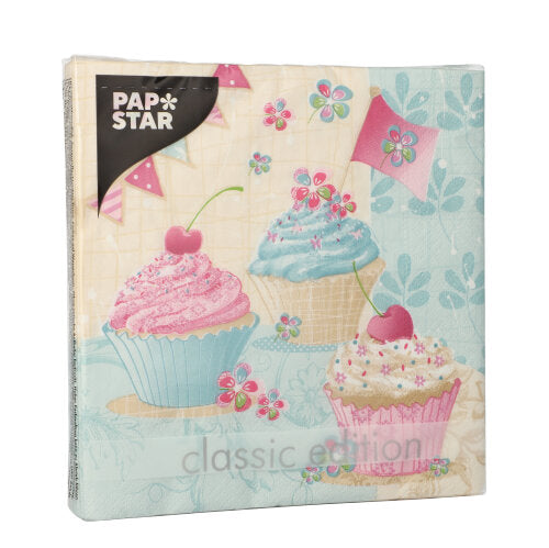 Egy 20 darabos PAPSTAR szalvétacsomag, 33x33 cm, 3 rétegű, 1/4 hajtással a PAPSTAR GmbH Design Set 6-ból, cupcake-eket, cseresznyéket, virágokat és zászlókat mutat világoskék-bézs háttéren.